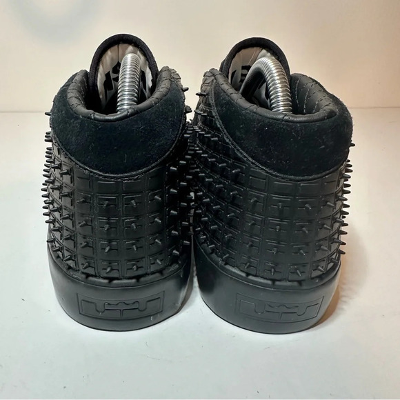 Nike Lebron 13 Lifestyle Black 806396-001 Mens Size 9 Metallic Gold Red - Picture 6 of 9